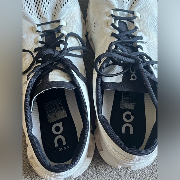 On Cloud Men’s size 10 White & Black Lightweight Sneakers - Picture 4 of 10